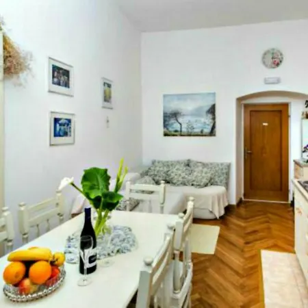 Apartament Adriana Flora *