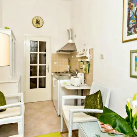 Apartament Adriana Flora *