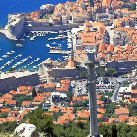 Adriana Flora Apartment