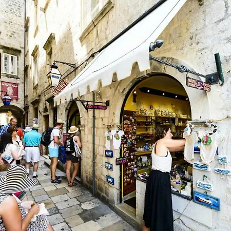 Adriana Flora Apartment *