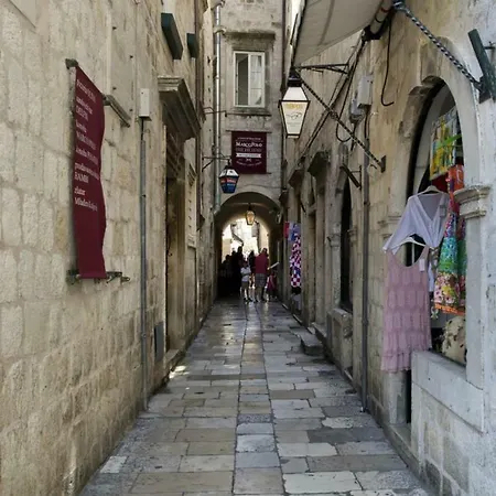 Apartament Adriana Flora *